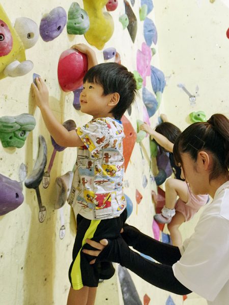 のぼってあそぼ 未就学児のボルダリング体験